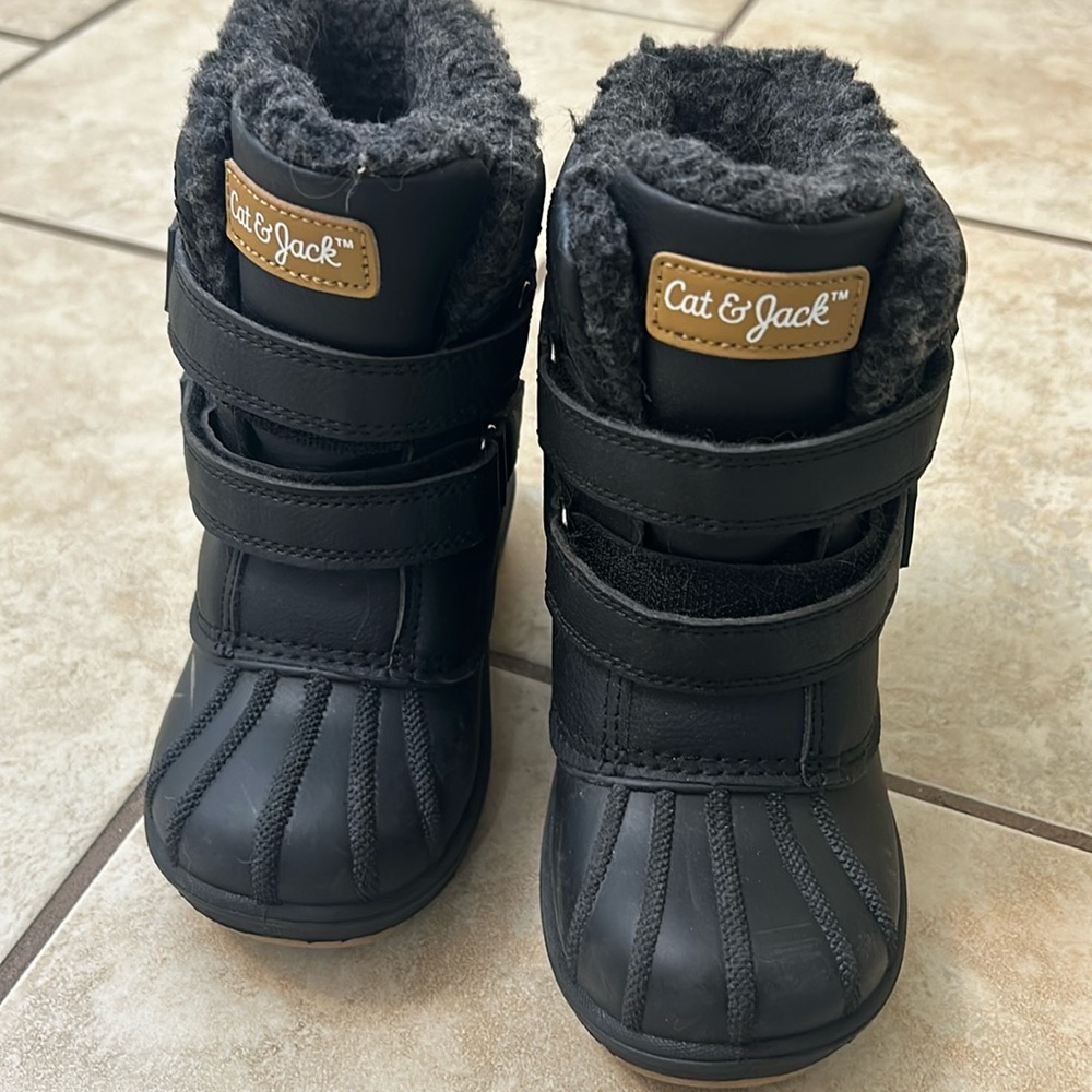 Cat and jack brand boys snow boots size 9